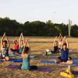 Gradualmente cambiamo posizione allungando le braccia verso l'alto e affrontiamo posture sempre pi� impegnative